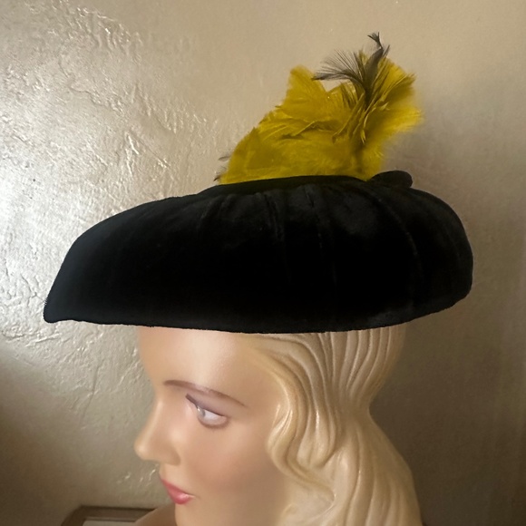 ELEGANT 1950s\' BLACK VELVET \